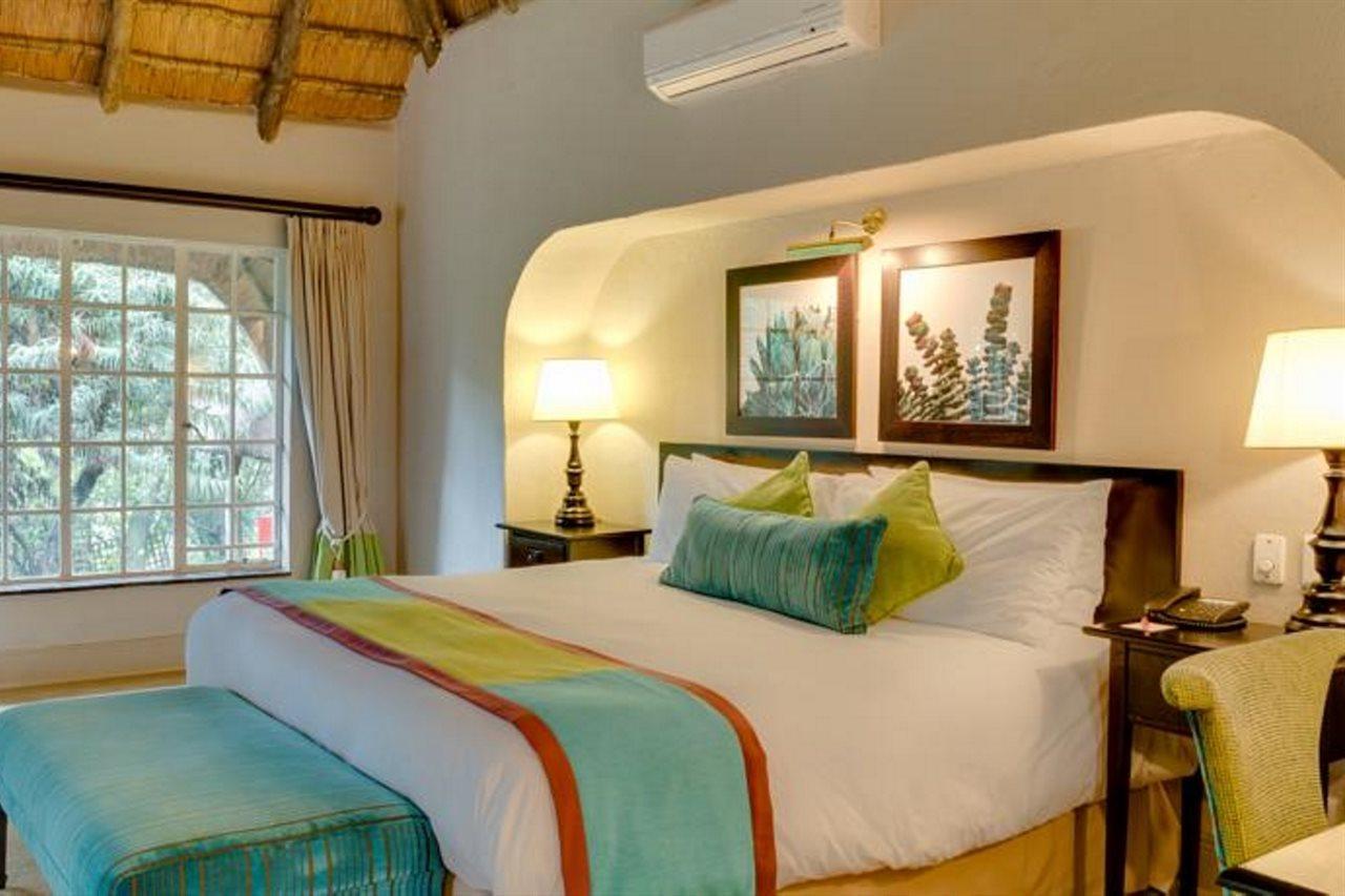 Mount Grace Hotel & Spa Magaliesburg Exterior foto A bedroom at the Tintswalo Safari Camp